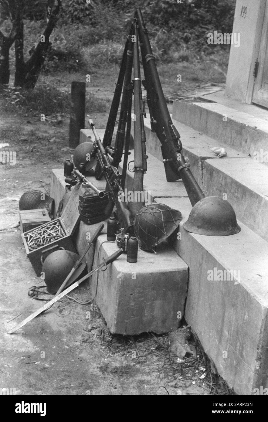 Action De Purification Bangoes Bay, Padang Soengai Pisang. Le résultat sur lequel la patrouille de purification a été saisie Annotation: Un arsenal saisi, la plupart d'origine japonaise Date: 5 octobre 1947 lieu: Indonésie, Antilles orientales néerlandaises, Sumatra Banque D'Images