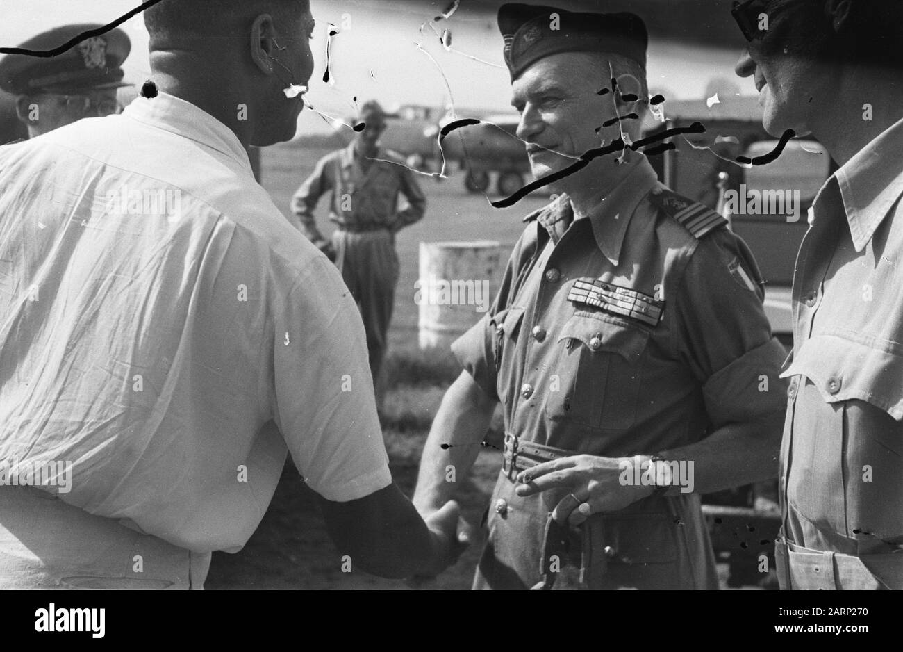 Visitez Le Colonel Julian À L'Aéroport Indonésien De Jokjakarta. Le colonel Julian secoue la main du colonel français observateur militaire [capitain de vaseau] Morrison Annotation: Le colonel noir américain s.d. Hubert F. Julian, un ancien pilote surnommé Black Eagle, s'est rendu en tant que journaliste Indonésie. Il était farouchement anti-communiste et soutenait l'attitude néerlandaise dans le conflit. Date : Janvier 1949 Lieu : Indonésie, Antilles Néerlandaises De L'Est Banque D'Images
