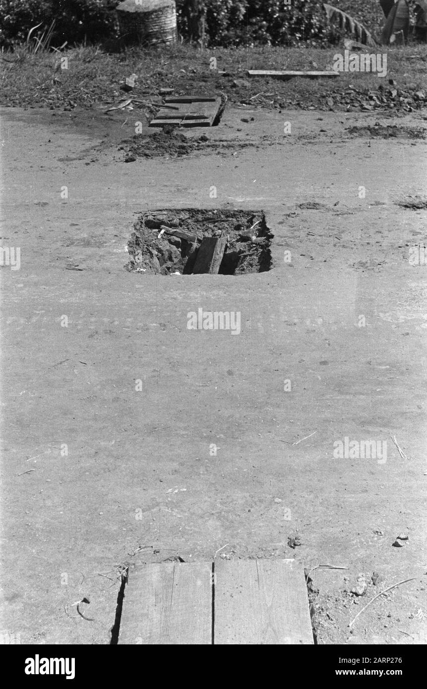[Trous dans le sol, probablement pour cacher les mines terrestres] Annotation: Action soins de plein air? Centrale électrique Kratjak ? Date: 1947 Lieu: Indonésie, Antilles Néerlandaises De L'Est Banque D'Images