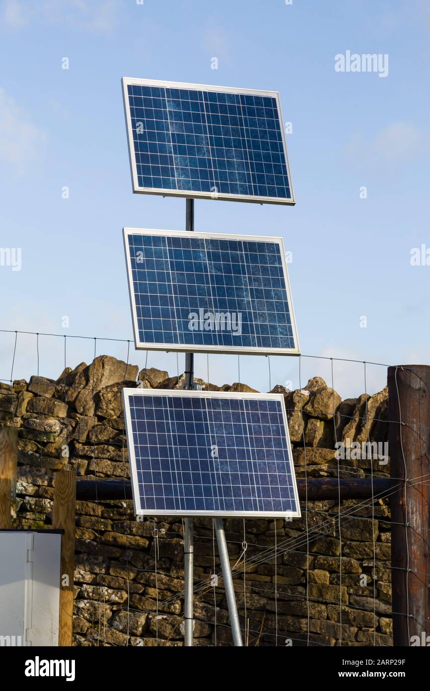 De petits panneaux solaires fournissent de l'électricité à un endroit rural éloigné dans le Oxfordshire, au Royaume-Uni Banque D'Images