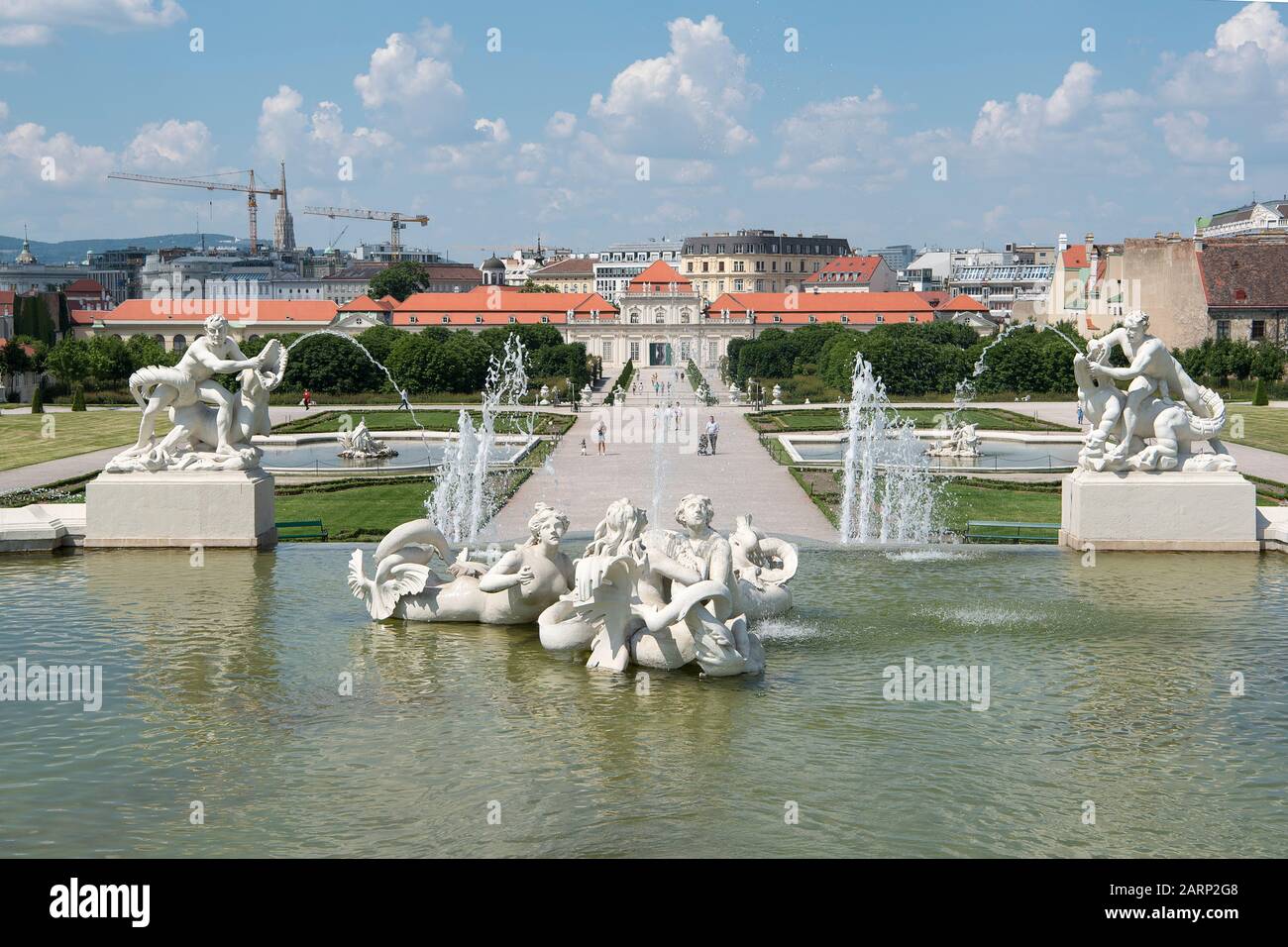 Vienne, Autriche - 5 juin 2019; Statues dans une fontaine dans le jardin du Belvédère, avec le palais inférieur du Belvédère et la ville de Vienne dans le backgr Banque D'Images