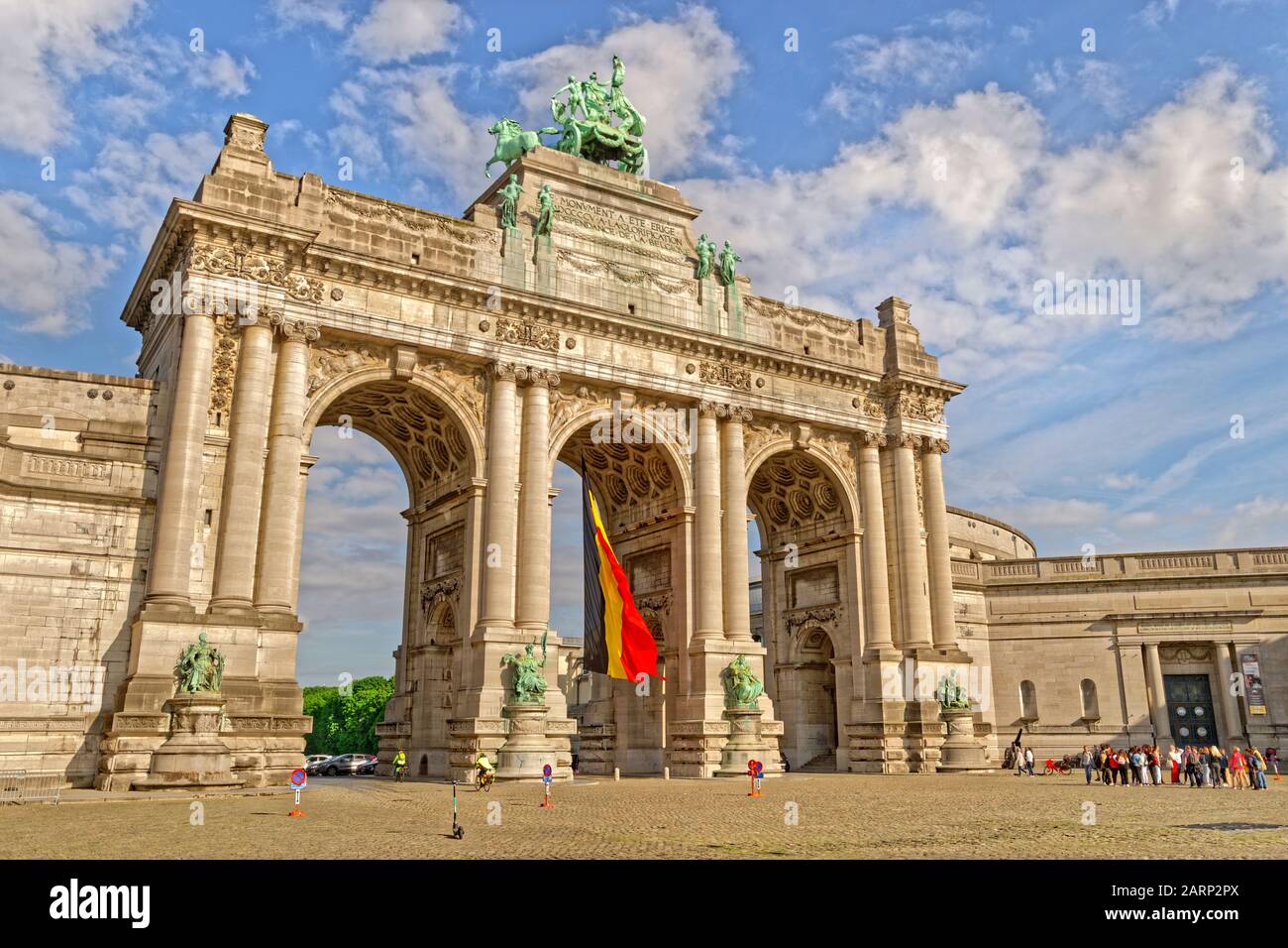 Arcades du Cinquantenaire à archway triple le Parc du Cinquantenaire au centre de Bruxelles, Belgique. Banque D'Images