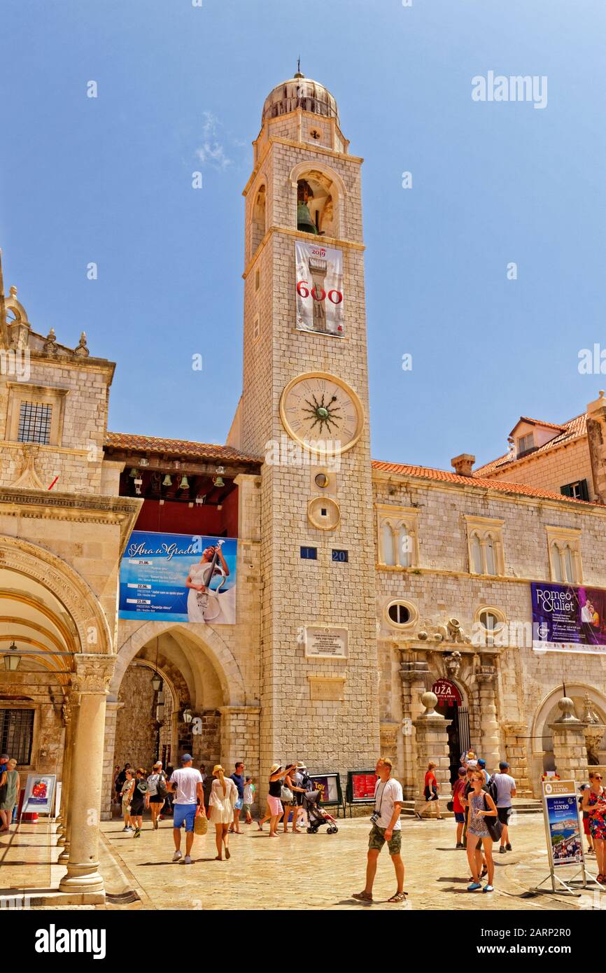 La rue Stradun et la tour de l'horloge de la vieille ville de Dubrovnik, la côte dalmate, en Croatie. Banque D'Images
