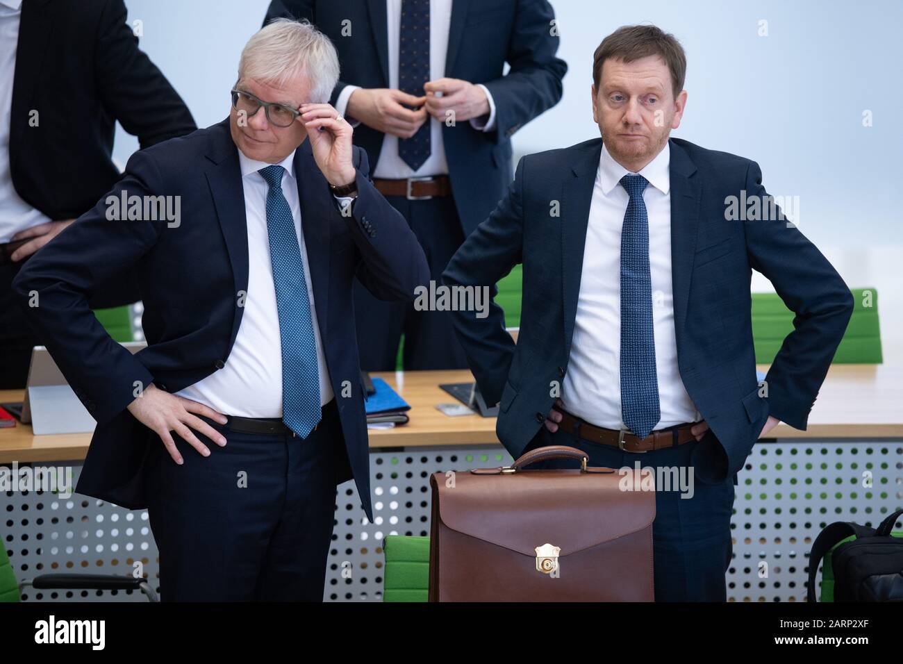 Dresde, Allemagne. 29 janvier 2020. Michael Kretschmer (r), Premier ministre de Saxe, et Hartmut Vorjohann (les deux CDU), ministre des Finances de Saxe, se tiennent côte à côte dans le Landtag. Dans une déclaration du gouvernement, le premier ministre a annoncé une action cohérente contre les extrémistes. Crédit: Sebastian Kahnert/Dpa-Zentralbild/Dpa/Alay Live News Banque D'Images