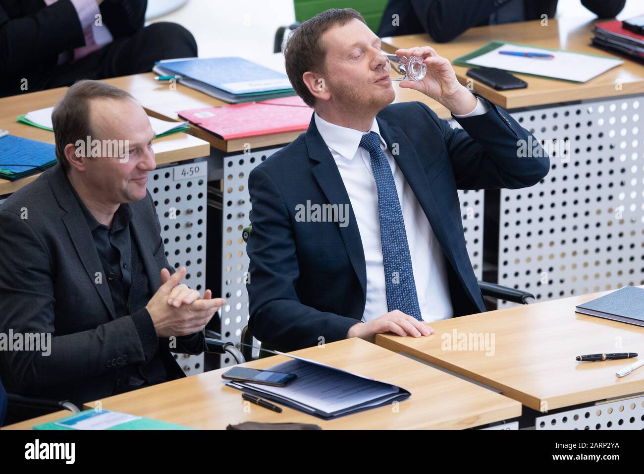 Dresde, Allemagne. 29 janvier 2020. Michael Kretschmer (CDU), Premier ministre de Saxe, boit un verre dans le Landtag après sa déclaration du gouvernement, aux côtés de Wolfram Günther (Bündnis90/Die Grünen), ministre de l'Environnement de Saxe. Dans sa déclaration du gouvernement, le premier ministre a annoncé une approche cohérente contre les extrémistes. Crédit: Sebastian Kahnert/Dpa-Zentralbild/Dpa/Alay Live News Banque D'Images