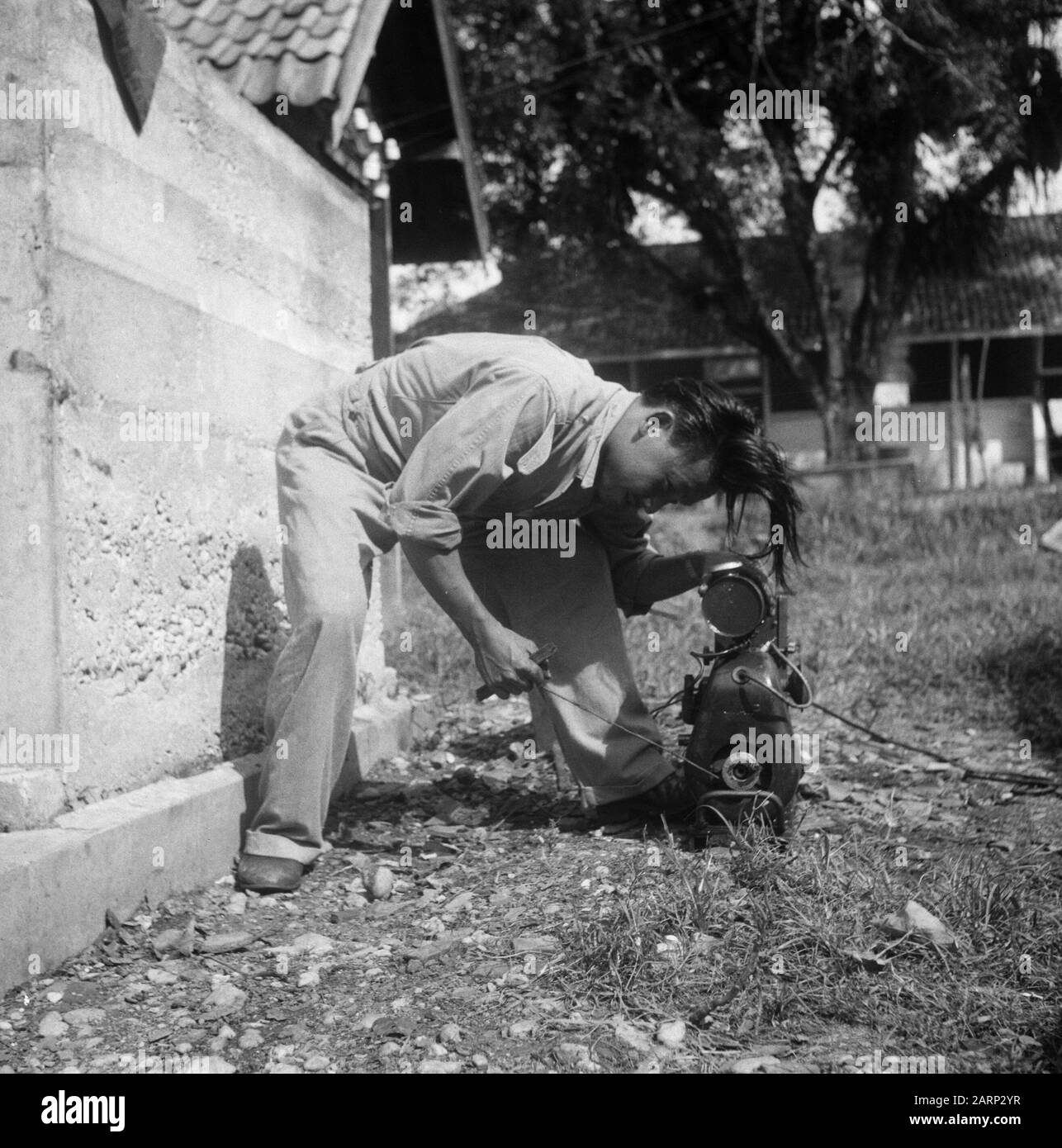[L'homme indonésien commence un type de compresseur] Date: 1947/01/01 lieu: Indonésie, Pays-Bas Antilles orientales Banque D'Images