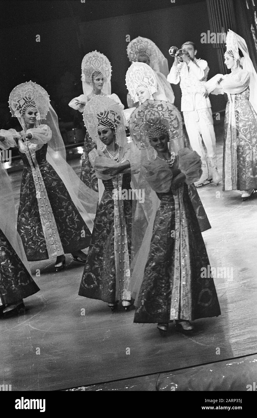 State Circus of Moscow in Amsterdam Performance d'un groupe de danse folklorique sur le skate Date: 2 novembre 1966 lieu: Amsterdam, Noord-Holland mots clés: Artistes, cirques, danseurs, banes sur glace, patinage, culture folklorique Banque D'Images