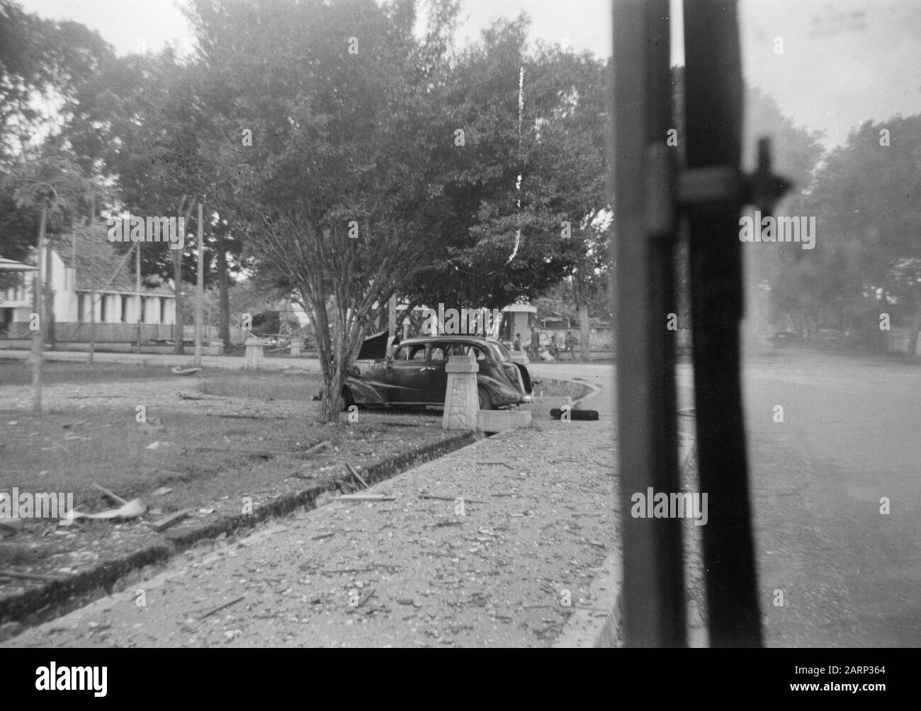 [Une voiture très endommagée est garée sur la pelouse d'une place] Date: 1947/01/01 lieu: Indonésie, Pays-Bas East Indies Banque D'Images