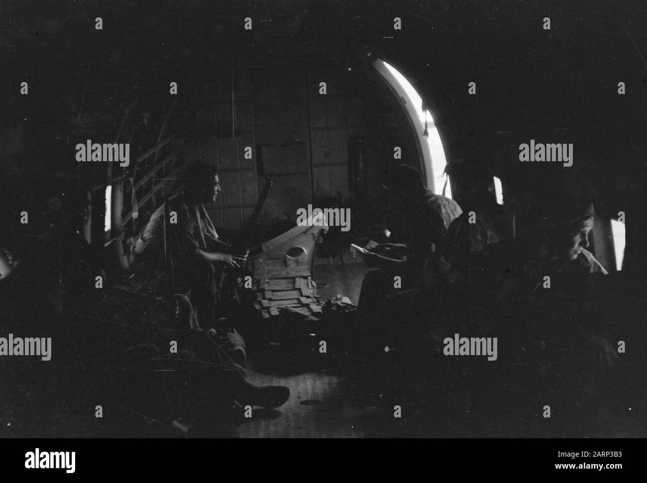 Reportage aéroport Djokja, arrivée Catalina République, impliquant des membres Commission de Bons services [intérieur d'un avion. Boîtes militaires et de munitions] Date: 19 décembre 1948 lieu: Indonésie, Antilles néerlandaises de l'est Banque D'Images