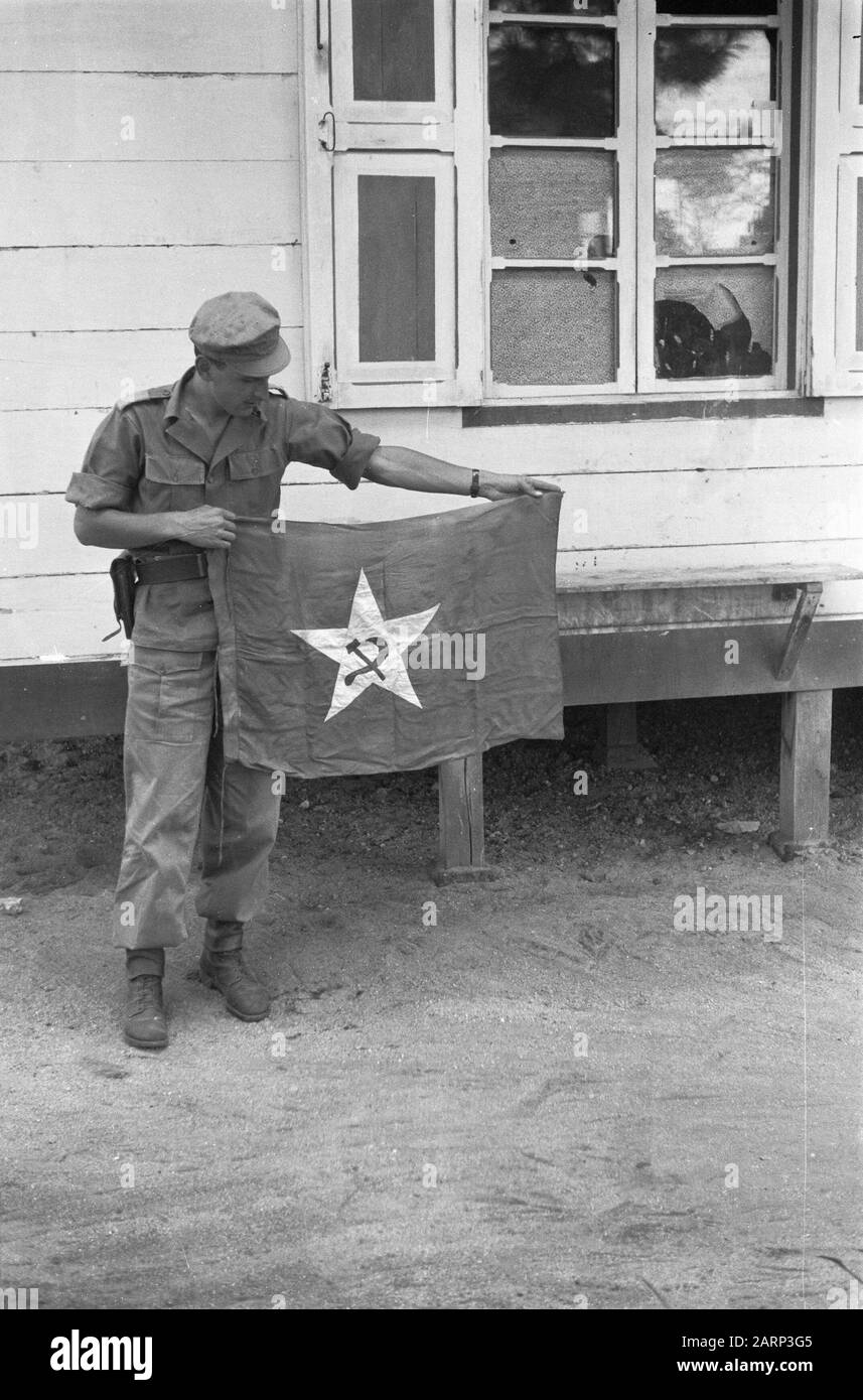 Visite à Sidikalang De l'une des maisons de Sidikalang un drapeau communiste avec marteau et faucille a été pris. Le deuxième lieutenant Hemelaar de Rotterdam le répand ici Date: 14 janvier 1949 lieu: Indonésie, Antilles néerlandaises de l'est Banque D'Images