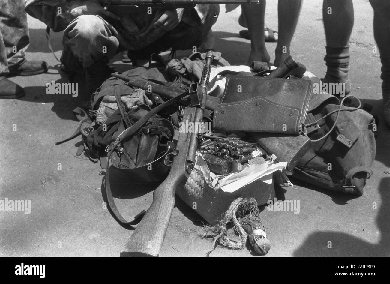 Action des chasseurs 4-4 Bataillon à Magetan, Java est Armes, munitions et équipement Confisqués Annotation: Le type de mitrailleuse est difficile à établir, probablement japonais Date: 29 mars 1949 lieu: Indonésie, Java, Magetan, Hollandais East Indies Banque D'Images