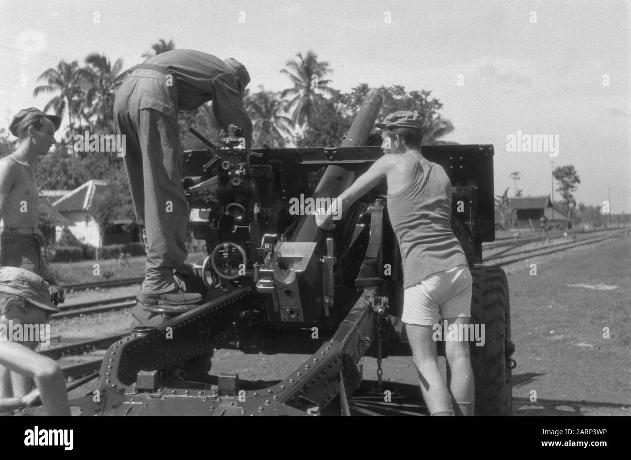 2-15 Regiment Infantry et I-12 RVA à l'avance Station East Java de Ngebroek. Un bivouac est installé. Les morceaux de canon d'une batterie de 1-12 AVD sont vérifiés. Date : 20 Décembre 1948 Lieu : Indonésie, Antilles Néerlandaises De L'Est Banque D'Images