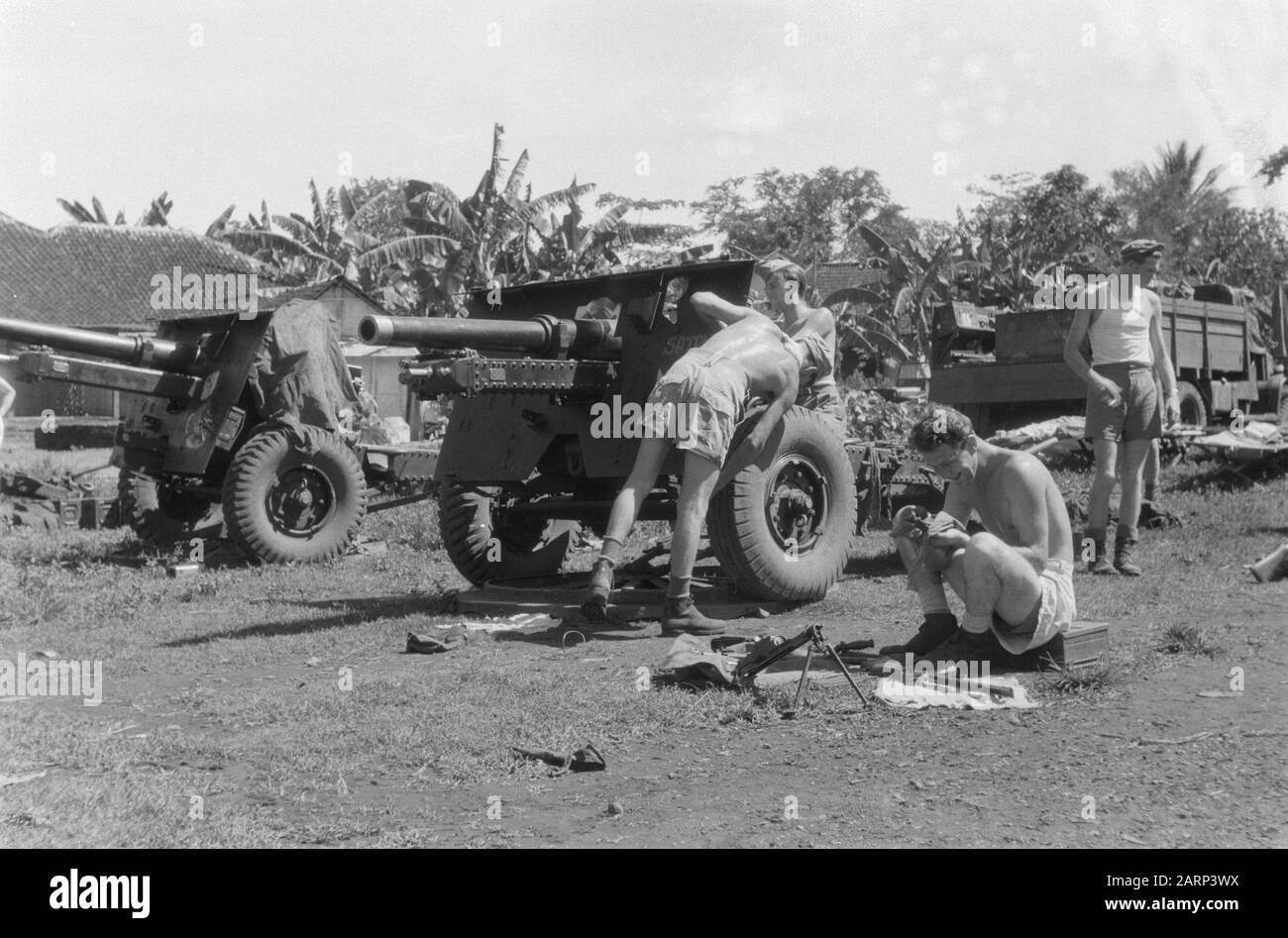 2-15 Regiment Infantry et I-12 RVA à l'avance Station East Java de Ngebroek. Un bivouac est installé. Les morceaux de canon d'une batterie de 1-12 AVD sont vérifiés. Date : 20 Décembre 1948 Lieu : Indonésie, Antilles Néerlandaises De L'Est Banque D'Images