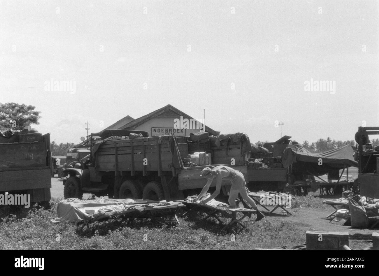 2-15 Regiment Infantry et I-12 RVA à l'avance Station East Java de Ngebroek. Un bivouac est installé. Les lits de terrain sont en préparation Date: 20 décembre 1948 lieu: Indonésie, Pays-Bas East Indies, Ngebruk Banque D'Images
