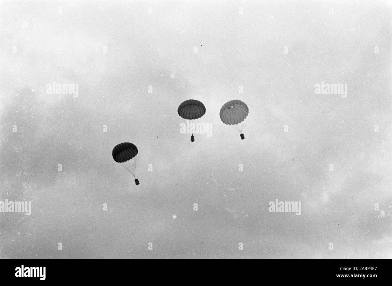 Exercice chute de fournitures par avion Faisant Tomber trois parachutes avec du fret Date: Novembre 1947 lieu: Indonésie, Pays-Bas Indes orientales Banque D'Images