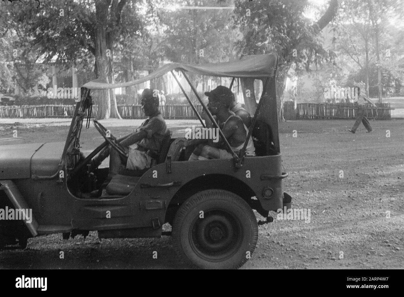 Prisonniers de guerre japonais assis en jeep Date: 1947/01/01 lieu: Indonésie, Antilles néerlandaises de l'est Banque D'Images