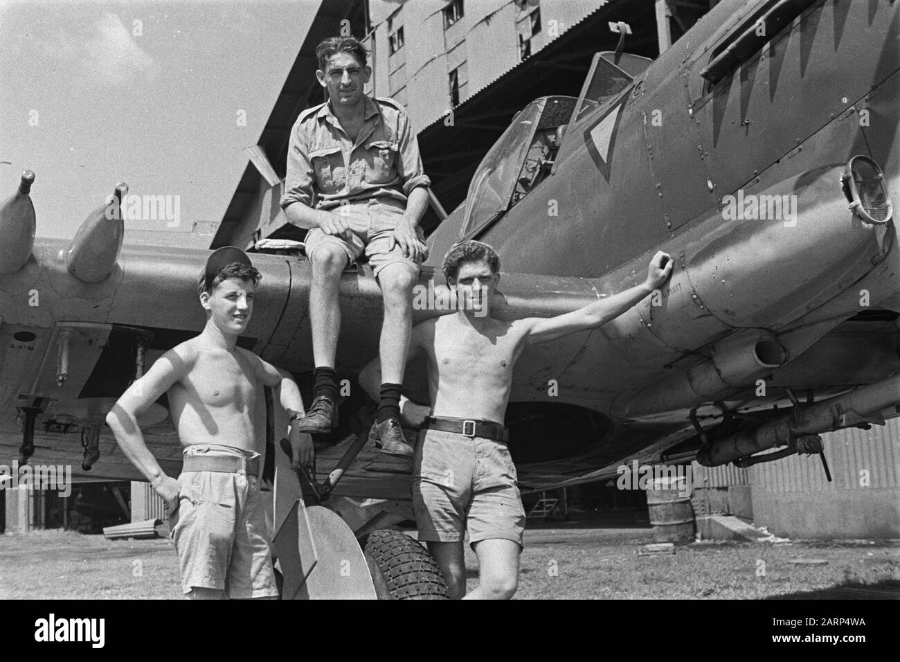 Aéroport. Deux soldats sont à une Mustang de P51 Curtiss. Une armée assise sur l'aile Date: 1947/01/01 lieu: Indonésie, Pays-Bas Antilles orientales Banque D'Images