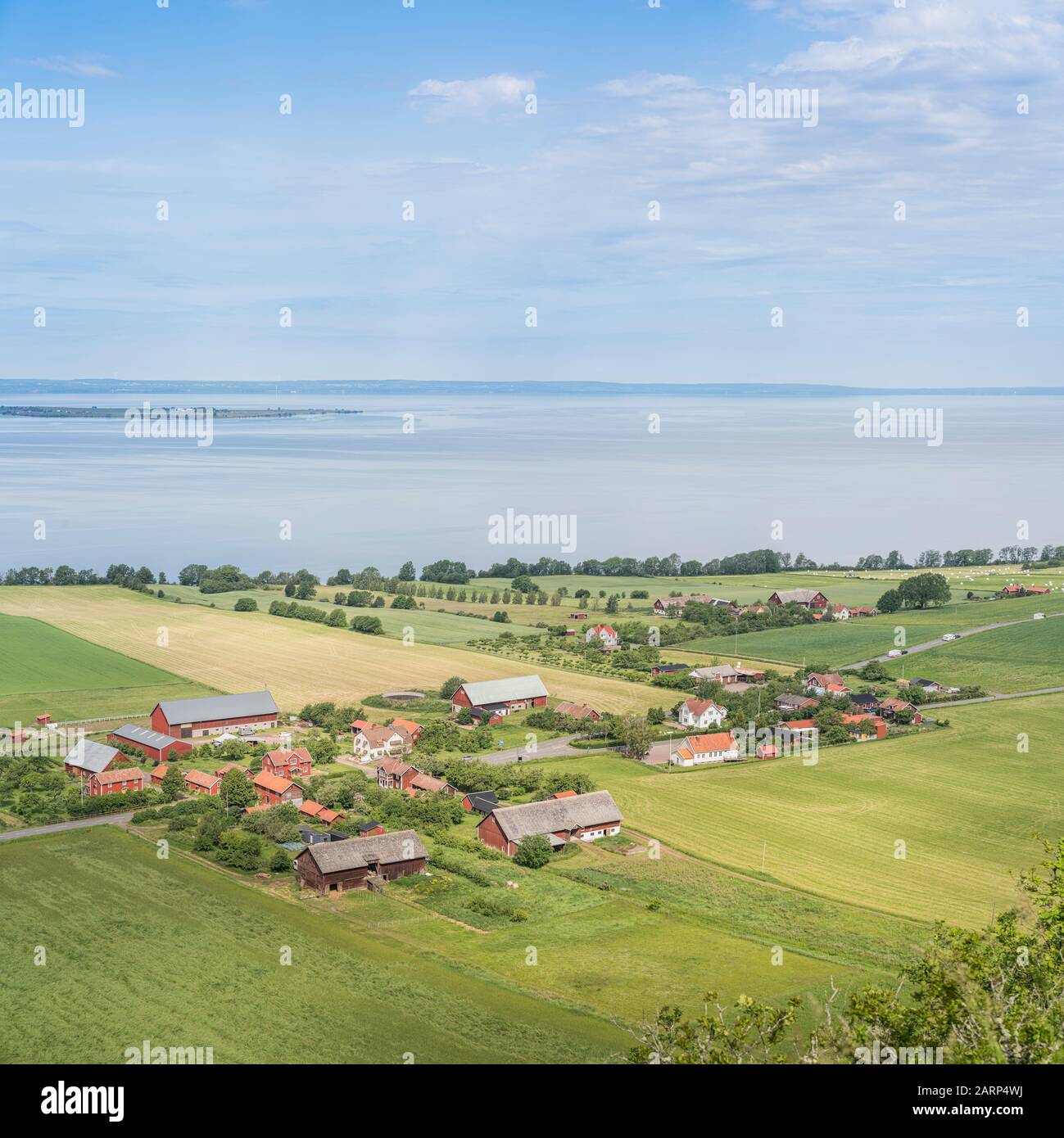 Vue aérienne sur le paysage rural au bord du lac de Vortern à Granna, Smaland, Suède, Scandinavie. Banque D'Images