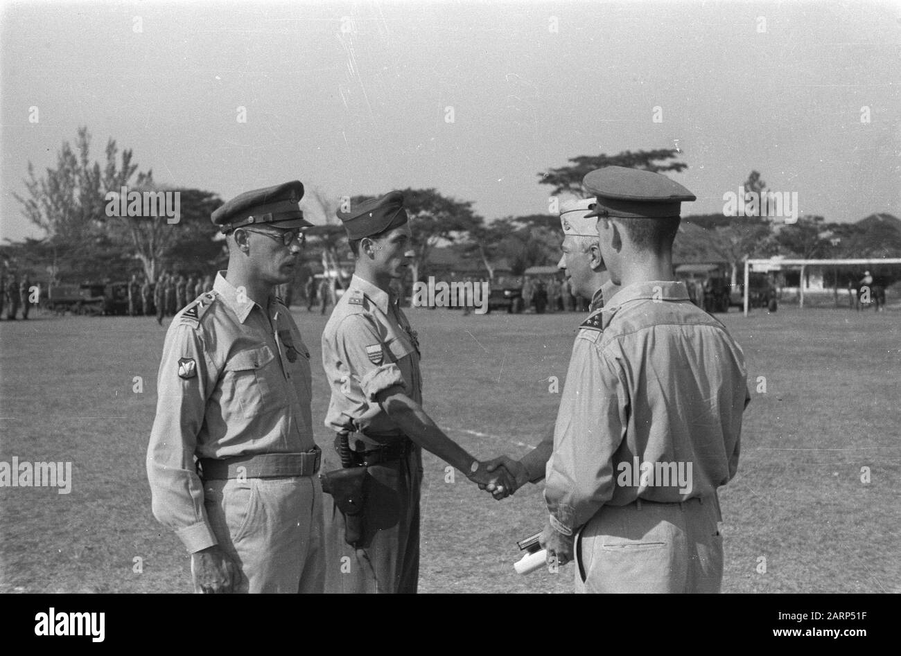 Prix remis au Major Luchsinger et au lieutenant Bos à Bandoeng, Décernant des prix Bronze Lion et Bronze Star au Major Luchsinger et au premier lieutenant Forest. Le général de Waal secoue la main du premier lieutenant A.D. Bos de 1-3 R.I (Aquariens) Annotation: À gauche: Major G.S.K.L. Luchsinger. BOS a reçu le prix américain pour ses performances lors d'une action réussie en Europe occidentale, entre le 25 décembre 1944 et le 24 janvier 1945, lorsqu'il a dirigé une compagnie de soutien au 3ème Bataillon de la 2ème division américaine de l'Armored. Date : 2 Novembre 1946 Lieu : Bandung, Indonésie, Pays-Bas East Indies Banque D'Images
