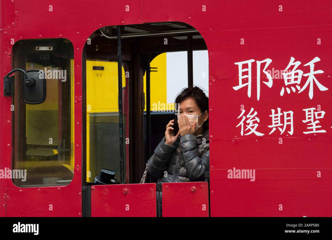 Hong Kong, Chine. 29 janvier 2020. La crainte du coronavirus Novel de Wuhan en 2019 est évidente dans les rues de Hong Kong, avec des personnes voyageant sur les célèbres trams avec des masques chirurgicaux crédit: Jayne Russell/Alay Live News Banque D'Images