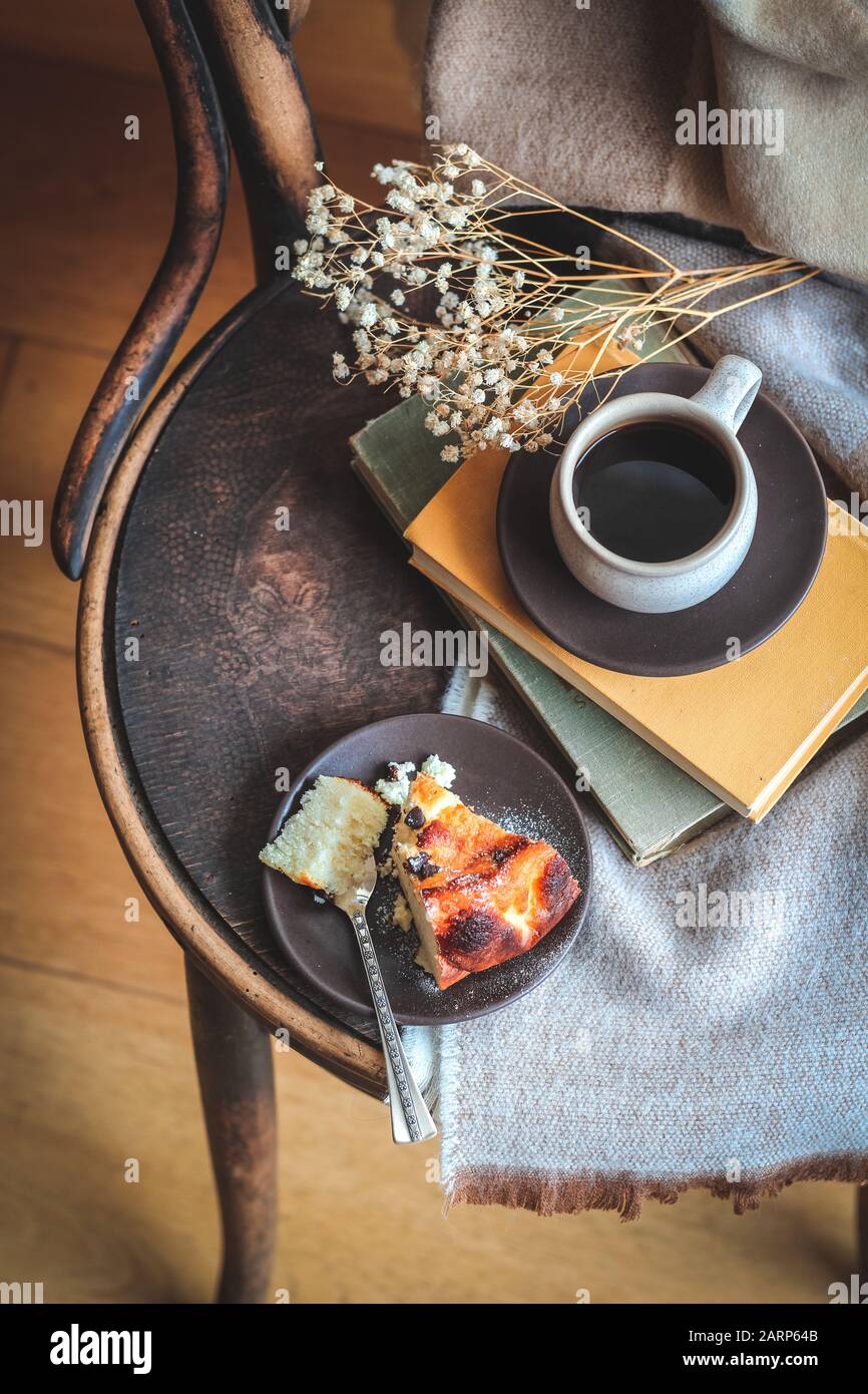 Petit-déjeuner sur une chaise rustique avec une tasse de café et un morceau de gâteau. Vue de dessus Banque D'Images