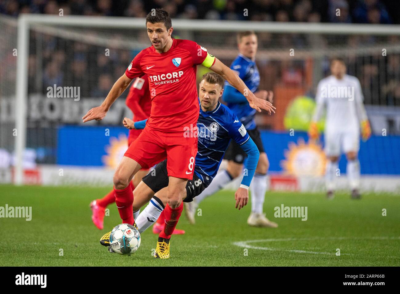 Anthony LOSILLA (vo., BO) contre Florian HARTHERZ (BI), action, duels, football 2ème Bundesliga, 19ème jour de jumelage, DSC Arminia Bielefeld (BI) - VFL Bochum (BO) 2: 0, le 28 janvier 2020 à Bielefeld / Allemagne. € | utilisation dans le monde entier Banque D'Images