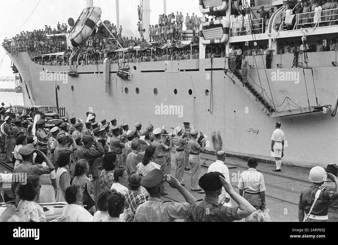 Départ d'un navire de transport de troupes de Tandjong Priok. Staf Music KNil joue Het Wilhelmus sur le quai Date: 1947/01/01 lieu: Indonésie, Antilles néerlandaises de l'est Banque D'Images