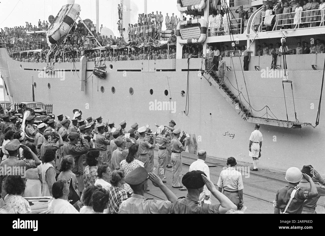 Départ d'un navire de transport de troupes de Tandjong Priok. Staf Music KNil joue Het Wilhelmus sur le quai Date: 1947/01/01 lieu: Indonésie, Antilles néerlandaises de l'est Banque D'Images