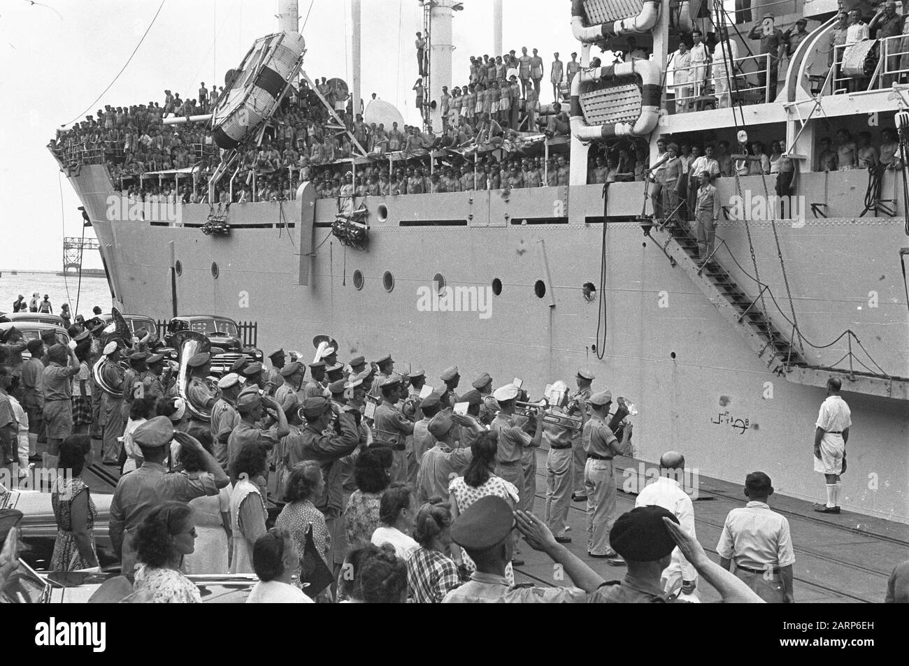 Départ d'un navire de transport de troupes de Tandjong Priok. Staf Music KNil joue Het Wilhelmus sur le quai Date: 1947/01/01 lieu: Indonésie, Antilles néerlandaises de l'est Banque D'Images