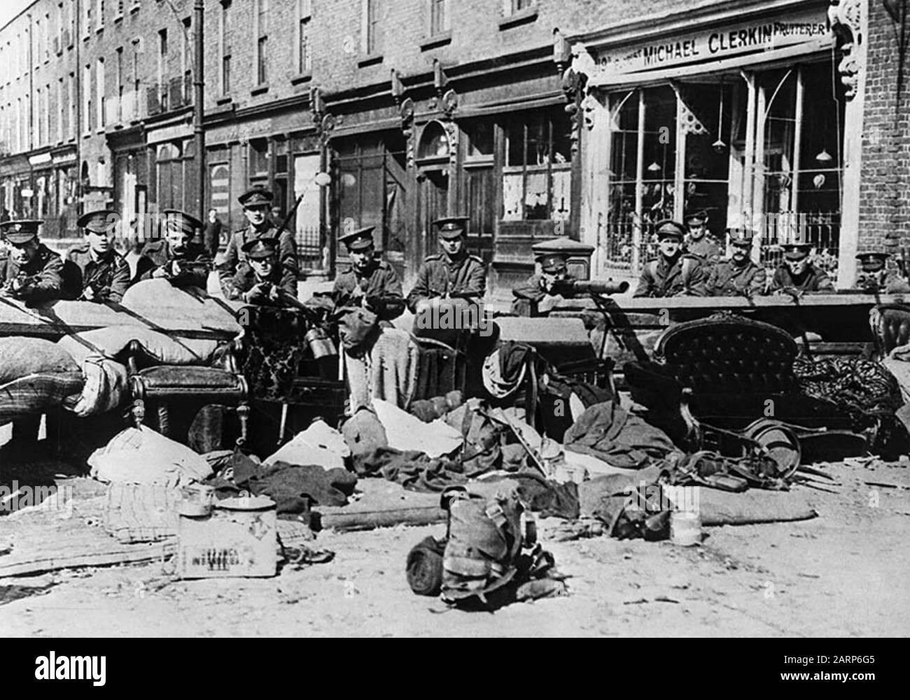 Pâques EN HAUSSE avril 1916. Soldats britanniques derrière une barricade improvisée à Dublin Banque D'Images