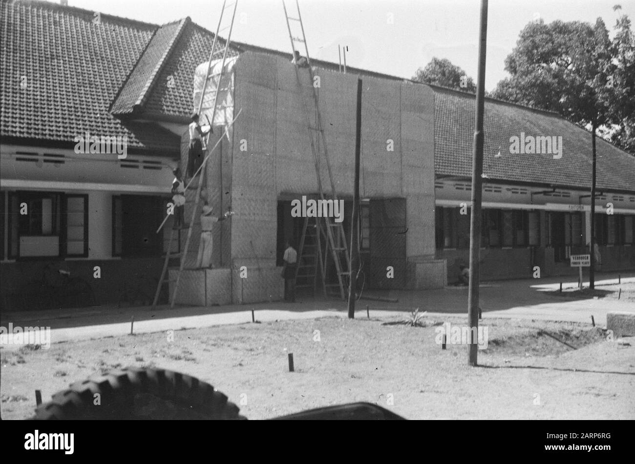 En face de l'entrée d'un bâtiment colonial, une porte honorifique de tresse sera construite sur la construction (jubilé du gouvernement Reine Wilhelmina?] Date: Août 1948 lieu: Indonésie, Antilles néerlandaises de l'est Banque D'Images