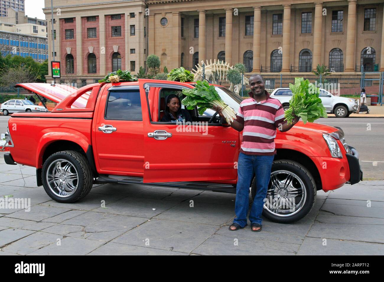 Bakkie rouge avec des faucons de rue dans le TI Ditsong Musée national d'Histoire naturelle anciennement le Musée Transvaal, place Pretorius, Pretoria/Tshwane Cent Banque D'Images