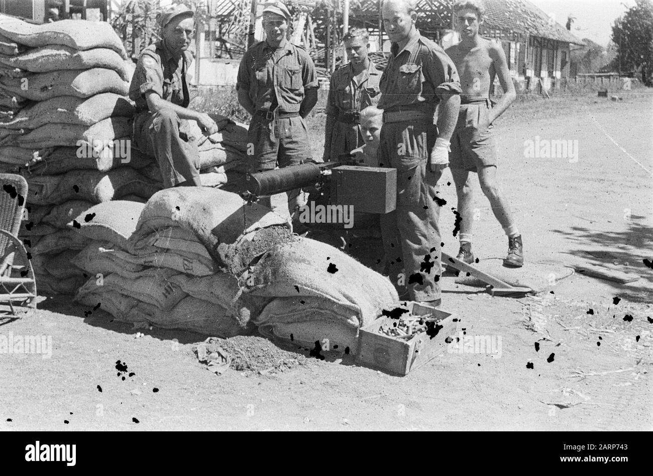 Cinq soldats à une arme lourde de type Vickers derrière un tas de sacs de sable Date: 1947/01/01 lieu: Indonésie, Antilles néerlandaises de l'est Banque D'Images