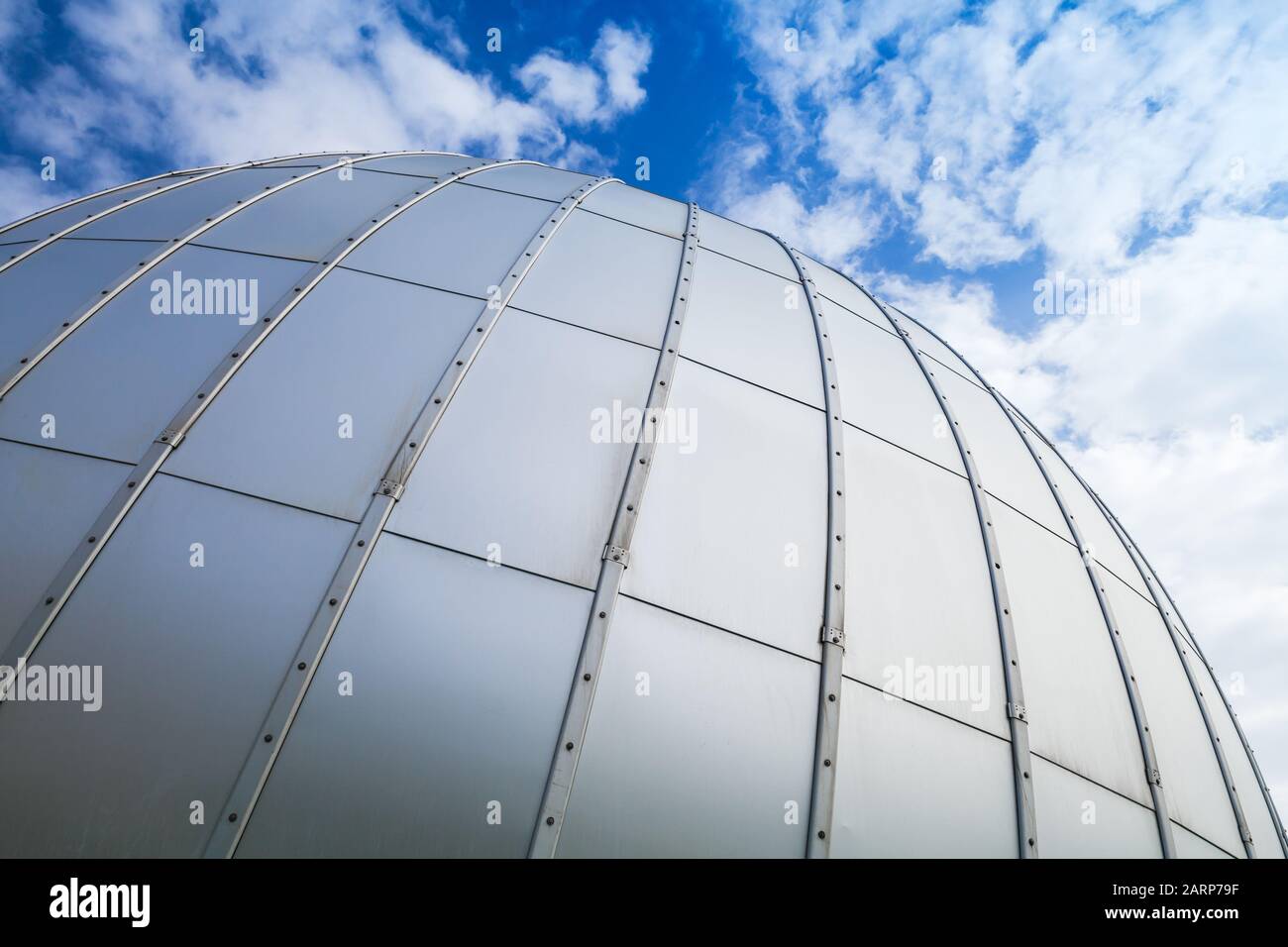 Sphère grise brillante en plaques métalliques, structure haute technologie abstraite, photo d'arrière-plan Banque D'Images
