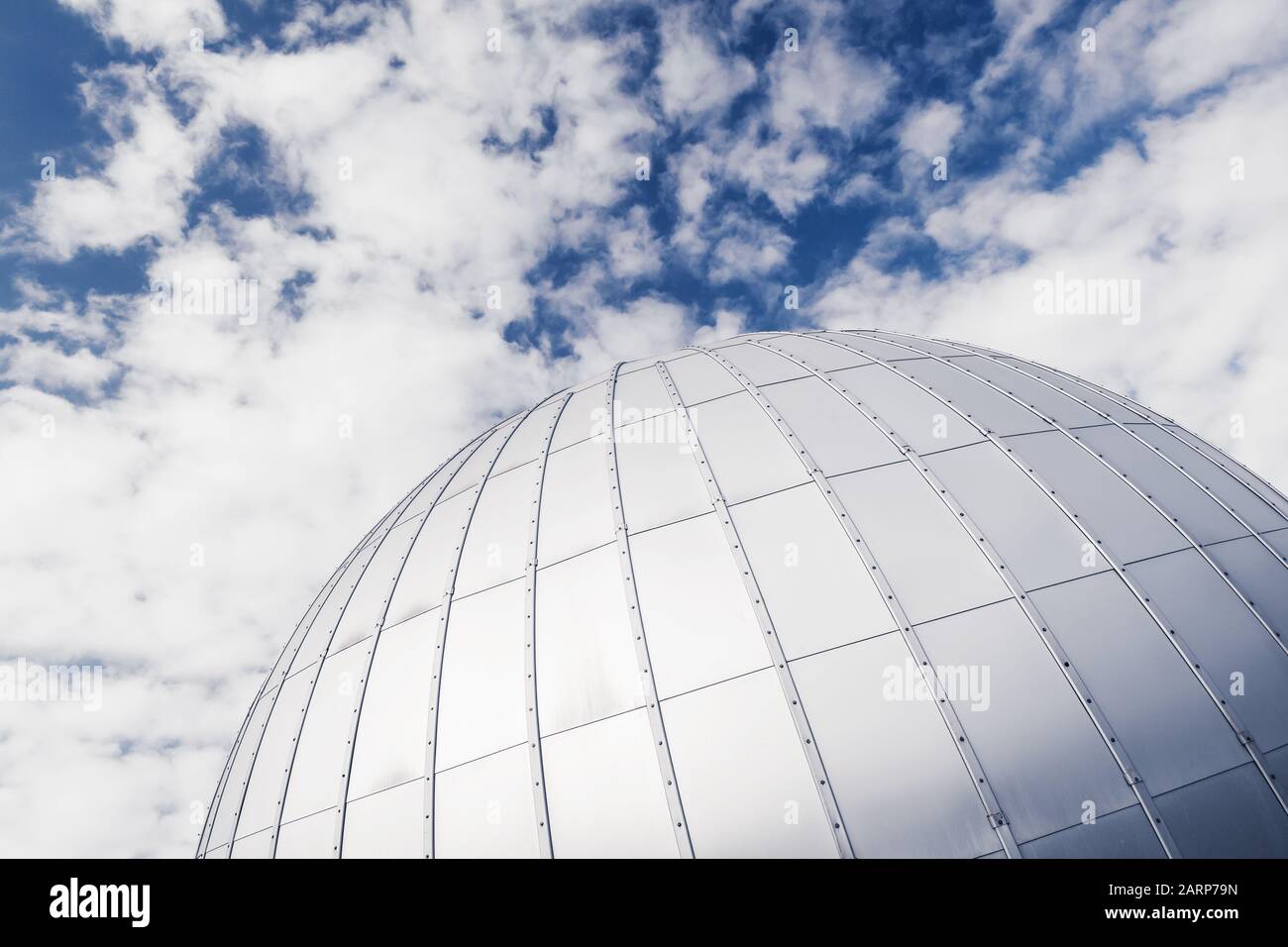 Sphère grise brillante en plaques métalliques, structure haute technologie abstraite Banque D'Images