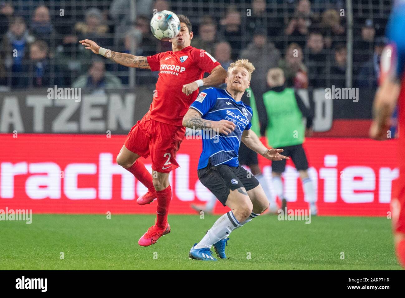 Cristian GAMBOA (gauche, BO) contre Andreas VOGLSAMMER (BI), action, duels, football 2ème Bundesliga, 19ème jour de jumelage, DSC Arminia Bielefeld (BI) - VFL Bochum (BO) 2: 0, le 28 janvier 2020 à Bielefeld/Allemagne. € | utilisation dans le monde entier Banque D'Images