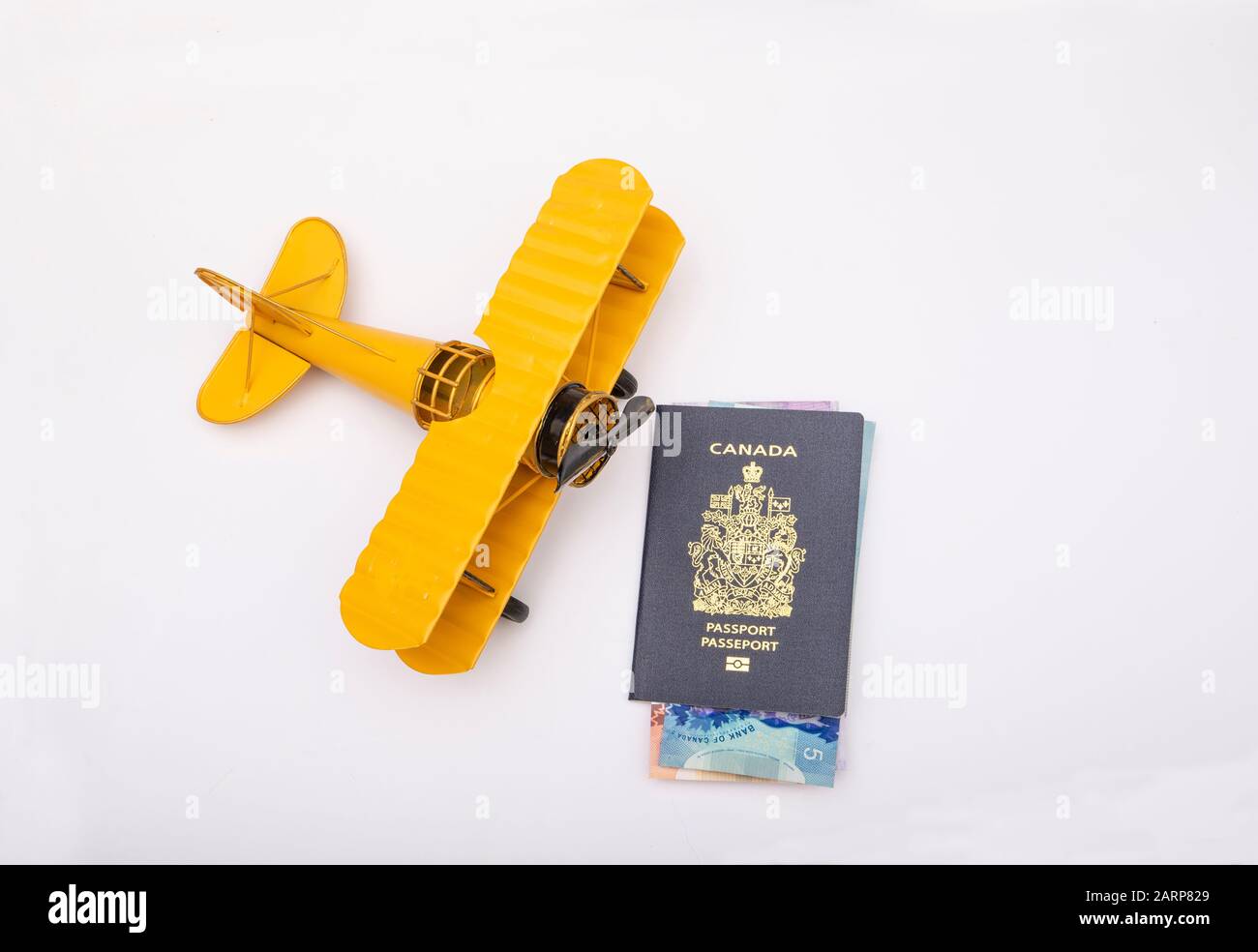 Fermez le passeport du canada et le dollar canadien avec l'icône de l'avion, bannière d'émigration. Banque D'Images