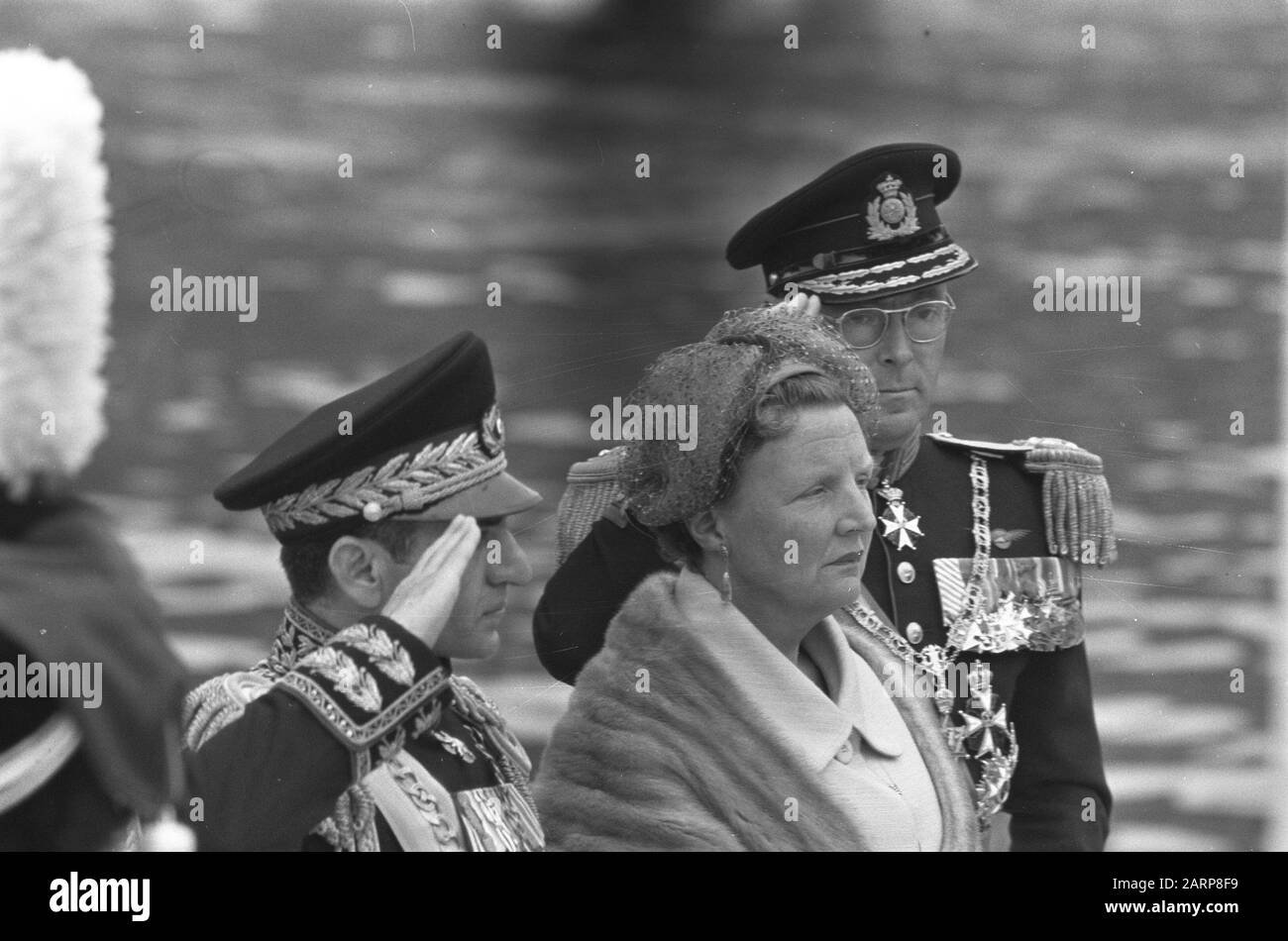 Visite du Shah d'Iran, arrivée Prince Hendrikkade Jeux de Wilhelmus Date : 20 mai 1959 Banque D'Images