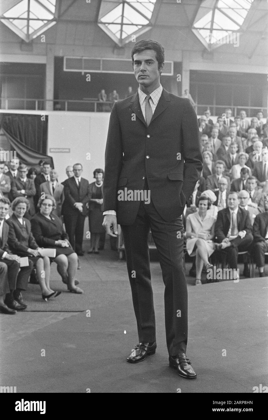 Mode homme à Amsterdam. Un Sturka costuum léger est tombé dans les prix Date: 4 septembre 1967 lieu: Amsterdam, Noord-Holland mots clés: MENDMODE Banque D'Images