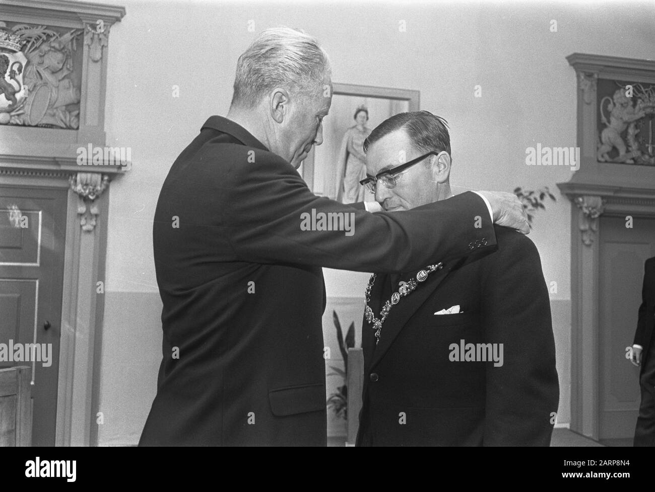 M. L. de Gou a été installé en tant que maire de Haarlem: L. ex.burg. Van Haarlem Cremers et r. maire de Gou Date: 20 août 1969 lieu: Haarlem Nom personnel: Cremers, Dr. L. de Gou Banque D'Images
