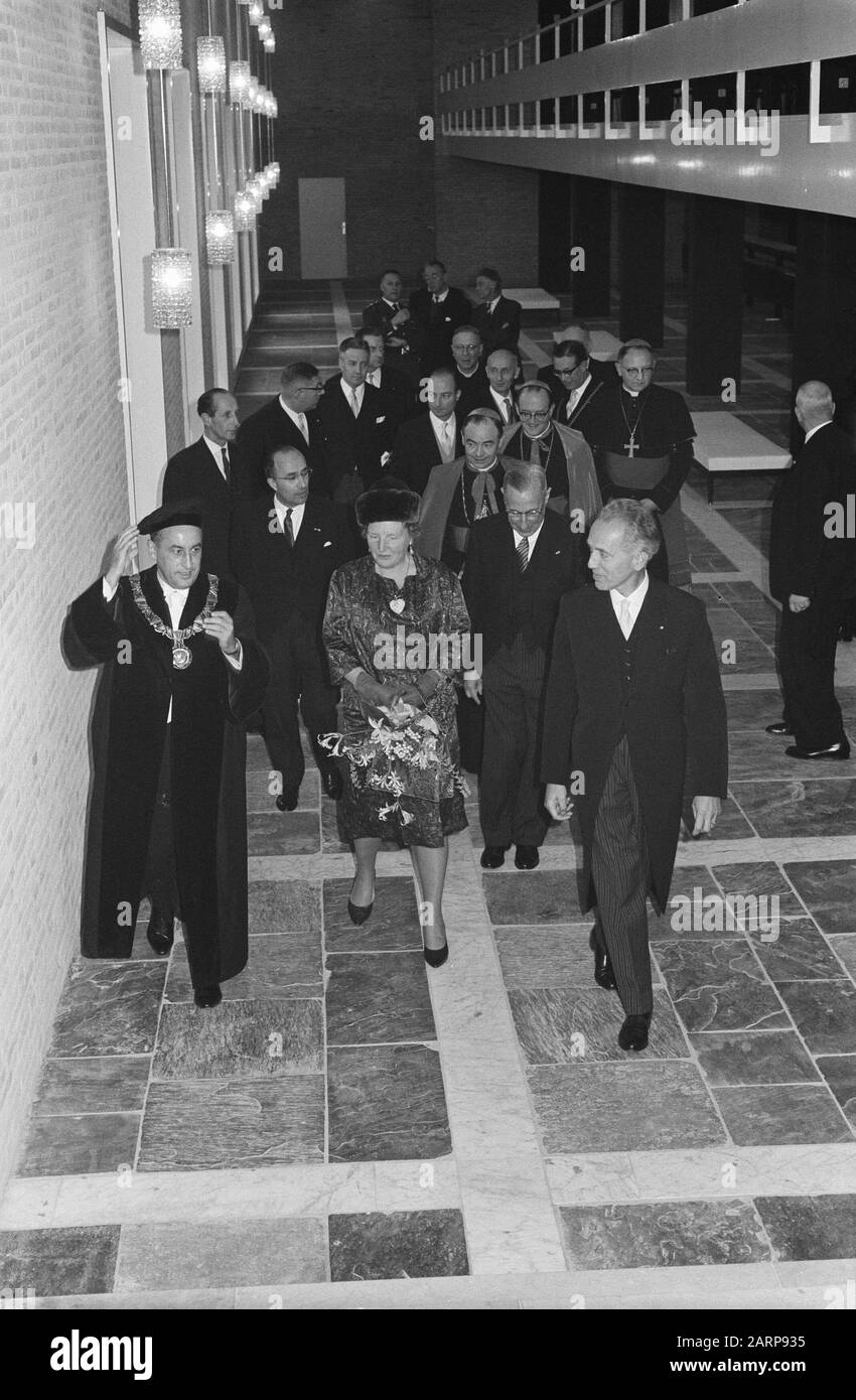 La reine Juliana est présente à l'ouverture du Catholic Economics College Tilburg V.L.N.R. dr. F.J.P. van Dooren, Reine Juliana, dr. C.M.N. Kortman, derrière cette gauche Ministre Annotation: L'Université Des sciences Appliquées est un design des architectes Jos. Bedaux et Jan van der Laan Datar: 13 novembre 1962 lieu: Noord-Brabant, Tilburg mots clés: Queens, universités Nom personnel: CAL, JO; Dooren, F.J.; Juliana, Queen; Kortman, C.M.N.; Banque D'Images