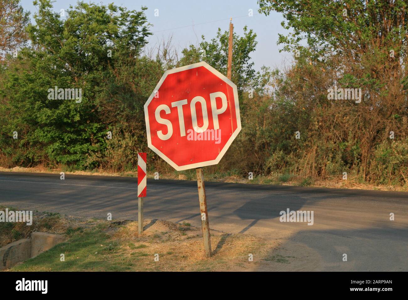 Stop à l'entrée De la Réserve naturelle du Lion et du Rhino Park, Kromdraai, Krugersdorp, West Rand, Gauteng Province, Afrique du Sud. Banque D'Images