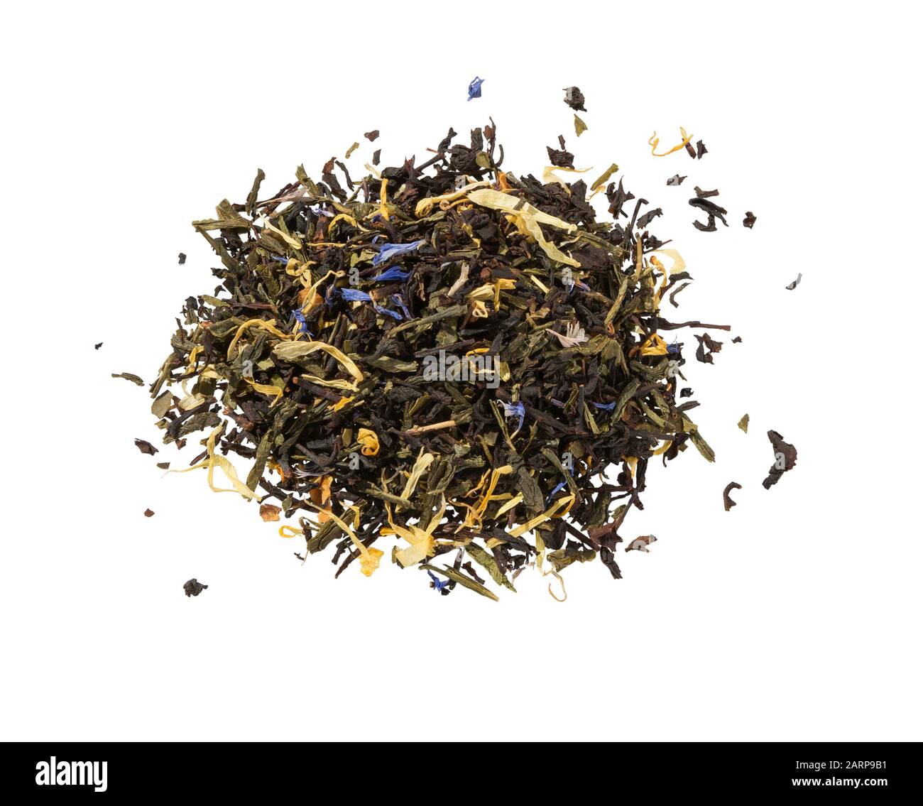 Thé sec aux herbes isolées sur fond blanc. Mélangez le thé vert. Pieu de thé noir et vert mélangé avec des baies sèches de rosehip, calendula, pétale. Banque D'Images