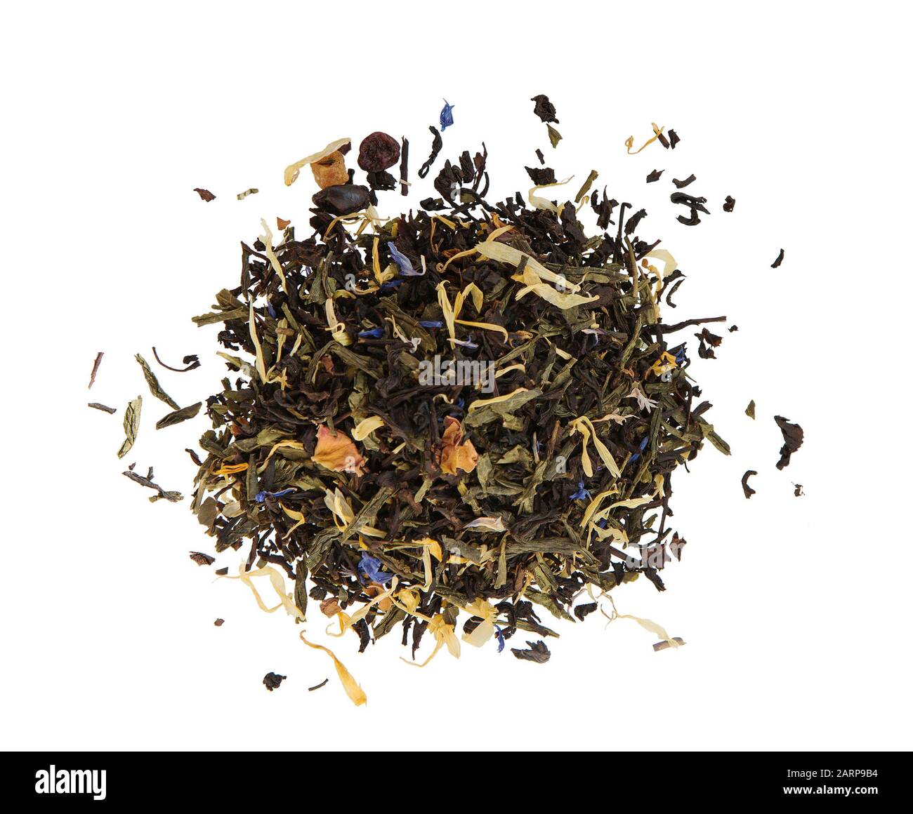 Thé sec aux herbes isolées sur fond blanc. Mélangez le thé vert. Pieu de thé noir et vert mélangé avec des baies sèches de rosehip, calendula, pétale. Banque D'Images