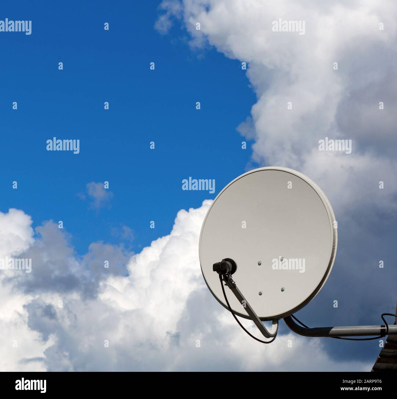 Antenne parabolique avec ciel bleu et nuages. Banque D'Images