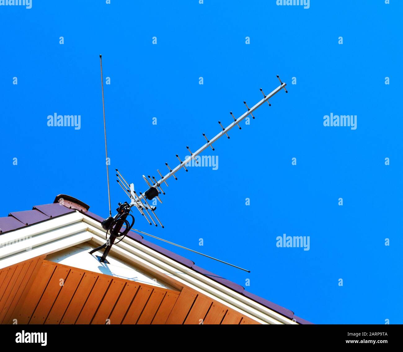 Antenne sur le ciel. Antenne de télévision sur le toit. Antenne TV. Banque D'Images