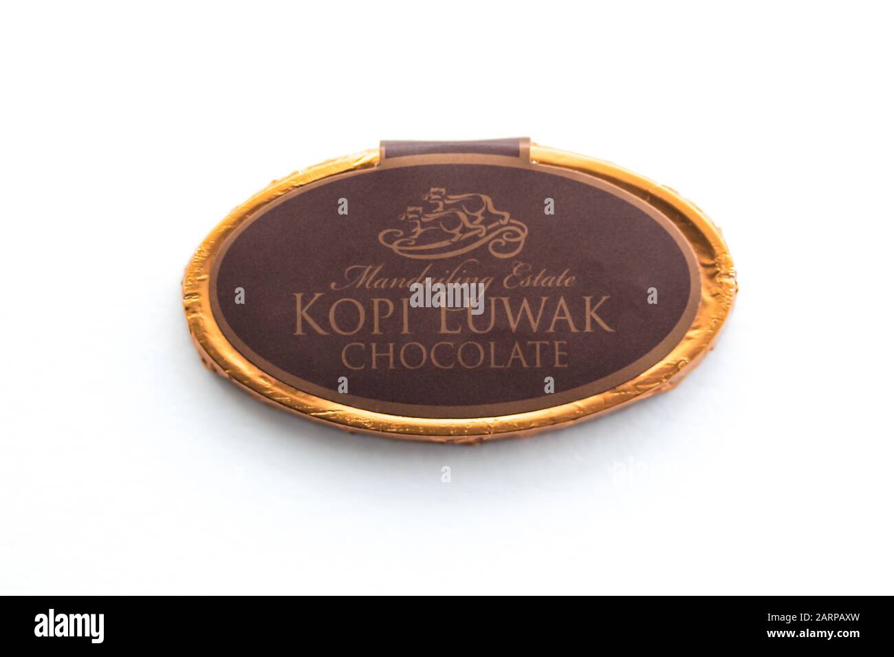 Magadan, Russie - Janvier 2020. Chocolat Kopi Luwak enveloppé dans une feuille d'or. Célèbre bonbons à café isolé sur fond blanc. Logo civet Banque D'Images