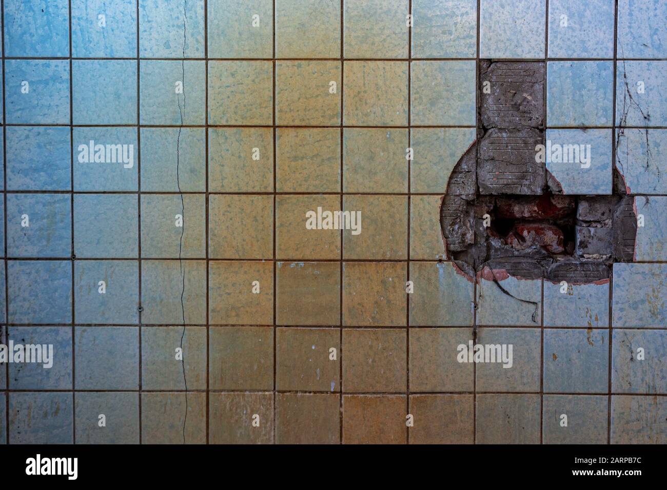 carrelage effrayant avec rouille dans une pièce sombre Banque D'Images