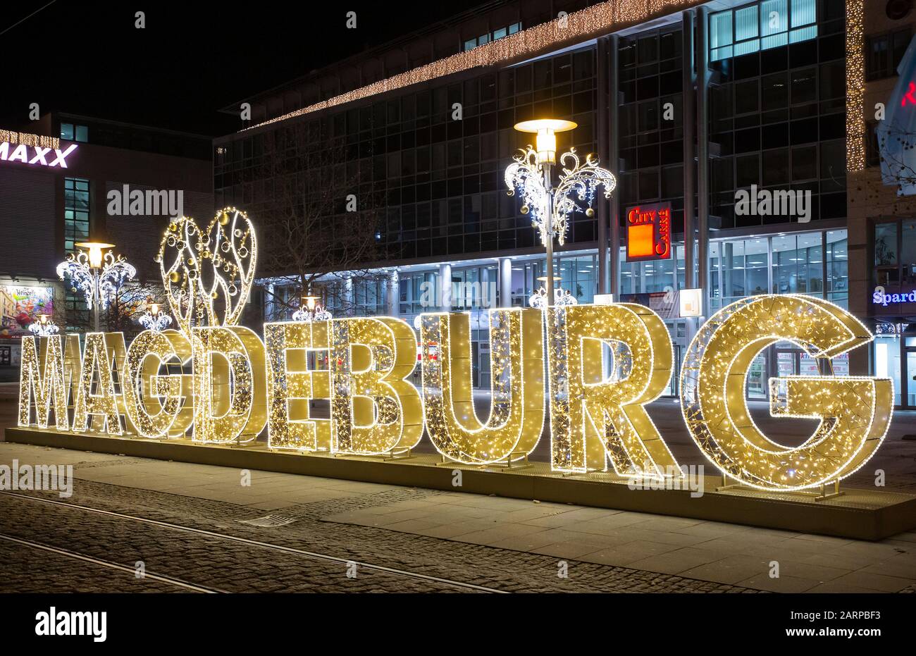 Pour la première fois cet hiver, Magdeburg est transformé en un monde lumineux. Des millions de lumières scintillent dans les rues Banque D'Images