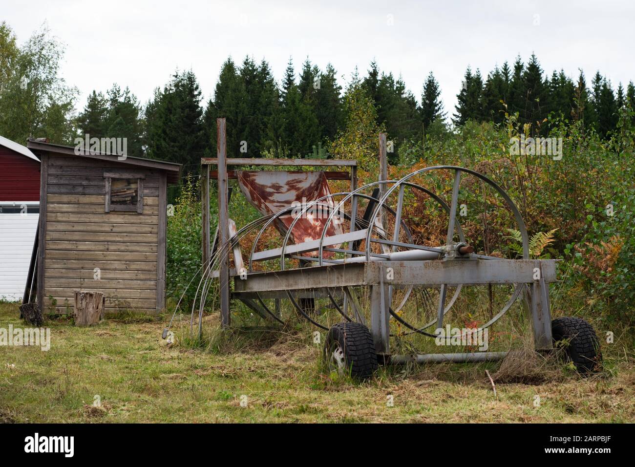 Ancienne machine à trier les écorces avec arbres en arrière-plan dans Norvège Banque D'Images
